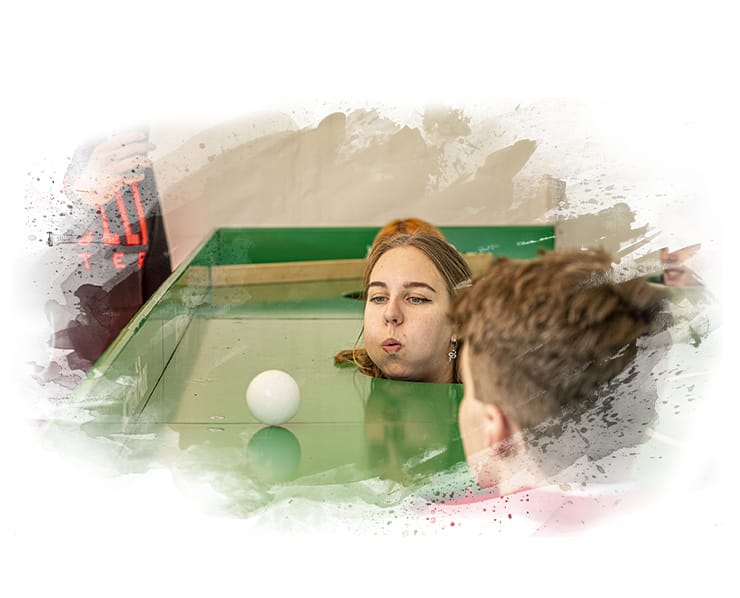 Oyuncuların nefes kuvvetlerini kullanarak topu rakip kaleye sokmaya çalıştıkları eğlenceli bir takım oyunudur.