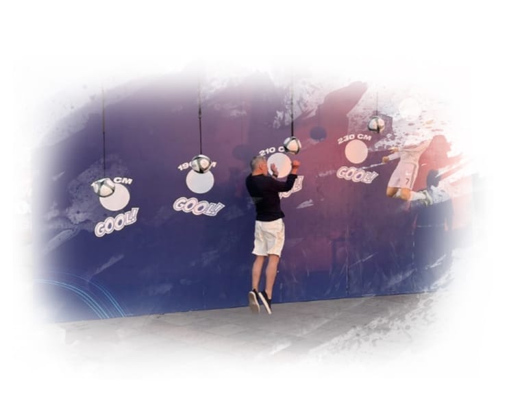 Oyuncuların farklı yüksekliklerde asılı toplara kafa vurmaya çalıştığı, sıçrama gücüne dayalı bir oyundur.