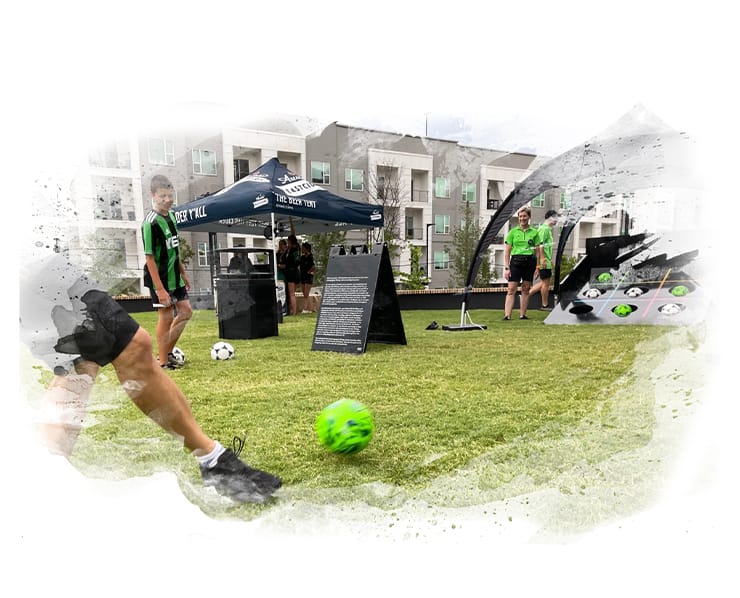 Topları 3×3’lük özel panodaki hedef yuvalara isabet ettirerek, oyuncuların dikey, yatay veya çapraz üçlemeyi tamamlamayı hedefleyen bir oyundur.