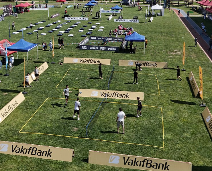 Fun10. Spor Etkinlik Ajansı tarafından Trabzon'da düzenlenen Trabzon Fan Fest'te Vakıfbank markalamalı ayak tenis oyunu alanı