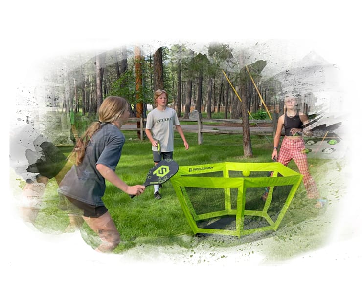 Oyuncuların, raket ile topu merkezi bir file üzerinden sektirip puan almaya çalıştıkları, 2’ye 2 oynanan bir oyundur.