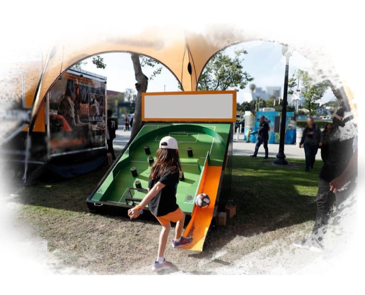 Futbol topunu engellerle dolu eğimli bir platformdan tek vuruşla kaleye sokmayı hedefleyen, pinball konseptli bir futbol oyunudur.