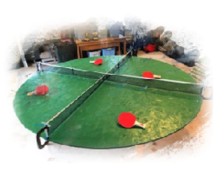 Oyuncuların kendi alanlarına gelen topu tek vuruşla karşılayarak rakiplerinin alanına düşürmeyi hedeflediği dairesel tasarıma sahip 4 oyunculu bir masa tenisi oyunudur.